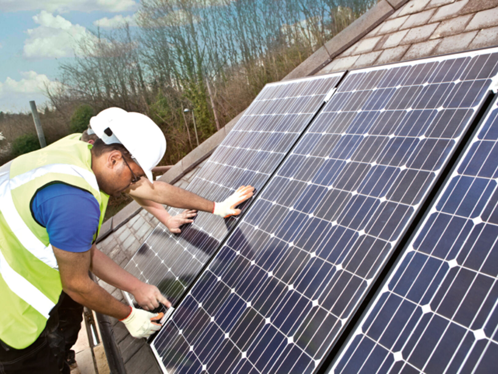 de installatie van zonnepanelen