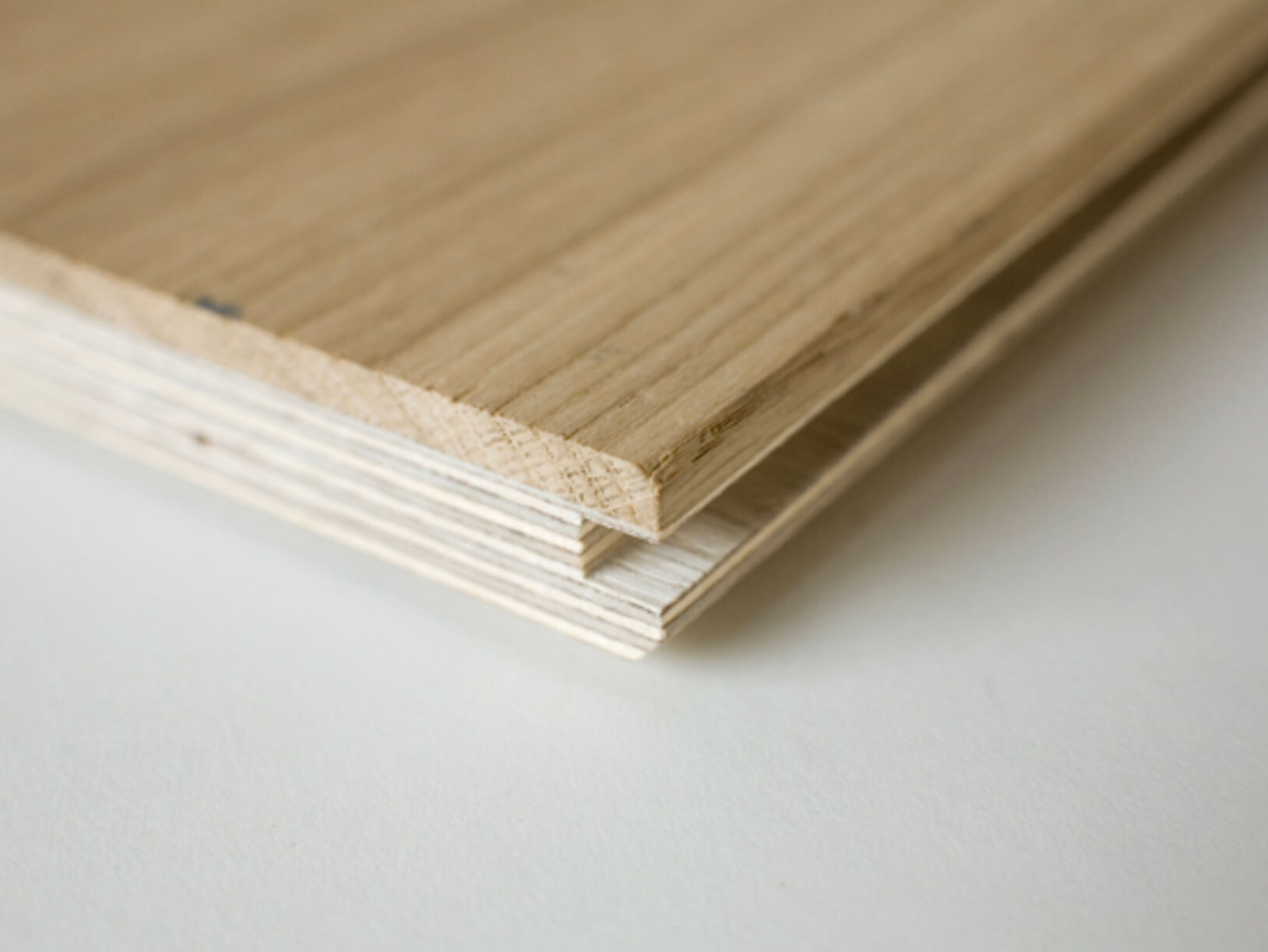 Kan vloerverwarming onder een houten vloer?