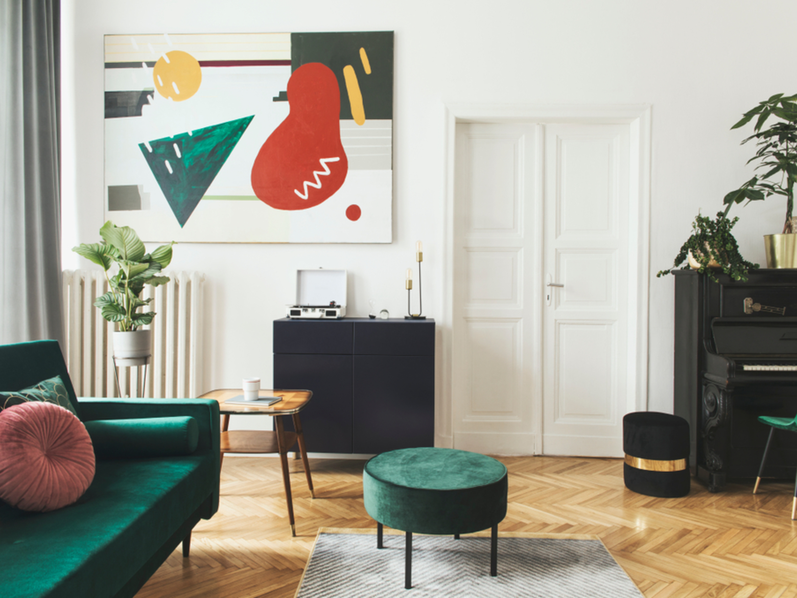 Velvet fauteuil en eetkamerstoelen